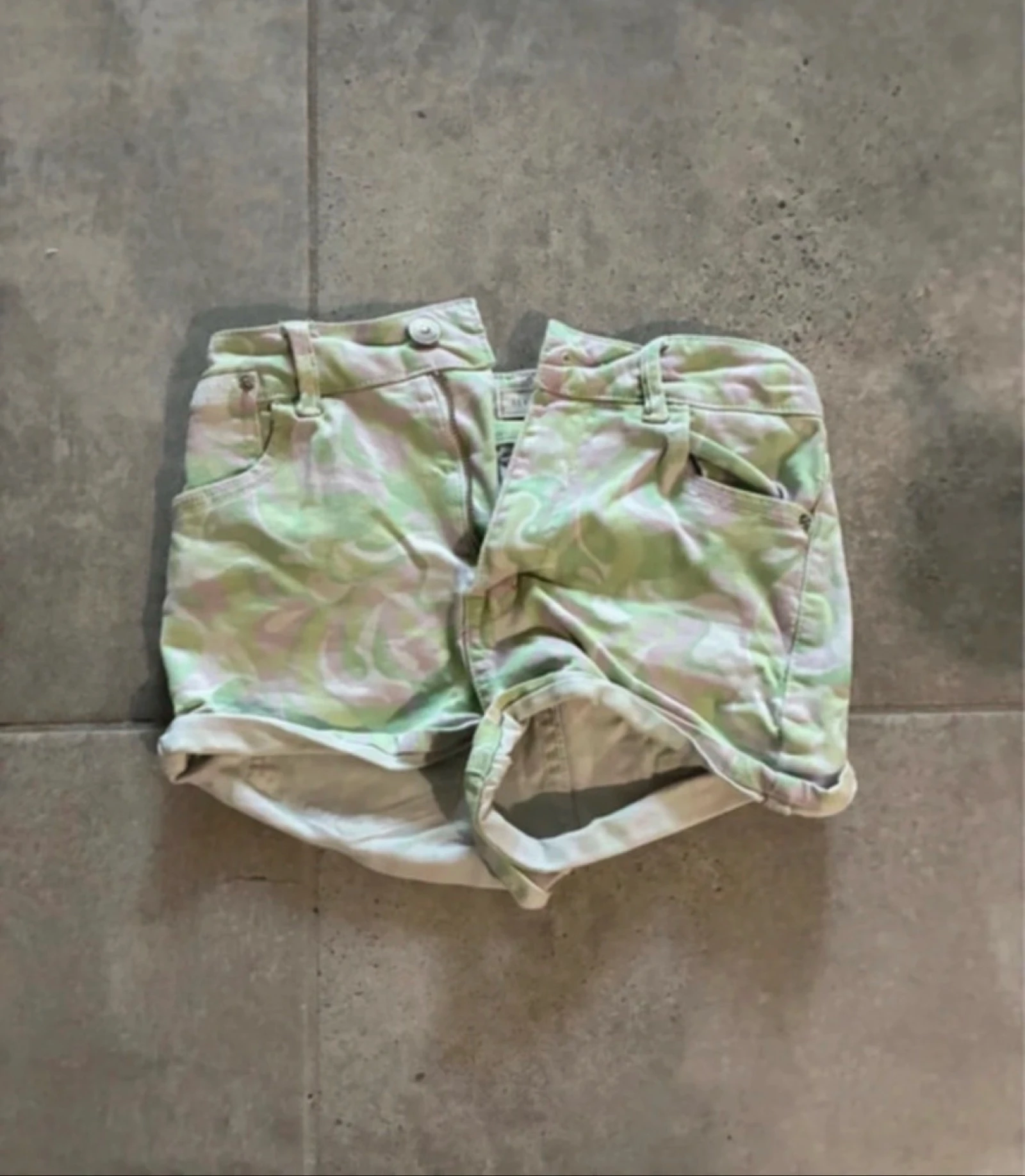 Short jeans pastel com estampa camuflada - Tamanho PP – photo 2